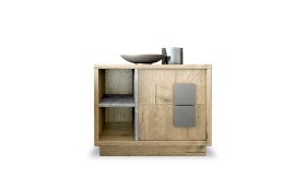 Εξυπηρετικό ξύλινο κομοδίνο με συρτάρια και ράφια.