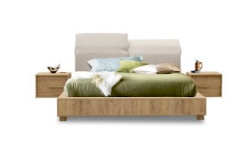 Σύγχρονο κρεβάτι ξύλινο με ανακλινόμενα υφασμάτινα προσκέφαλα.